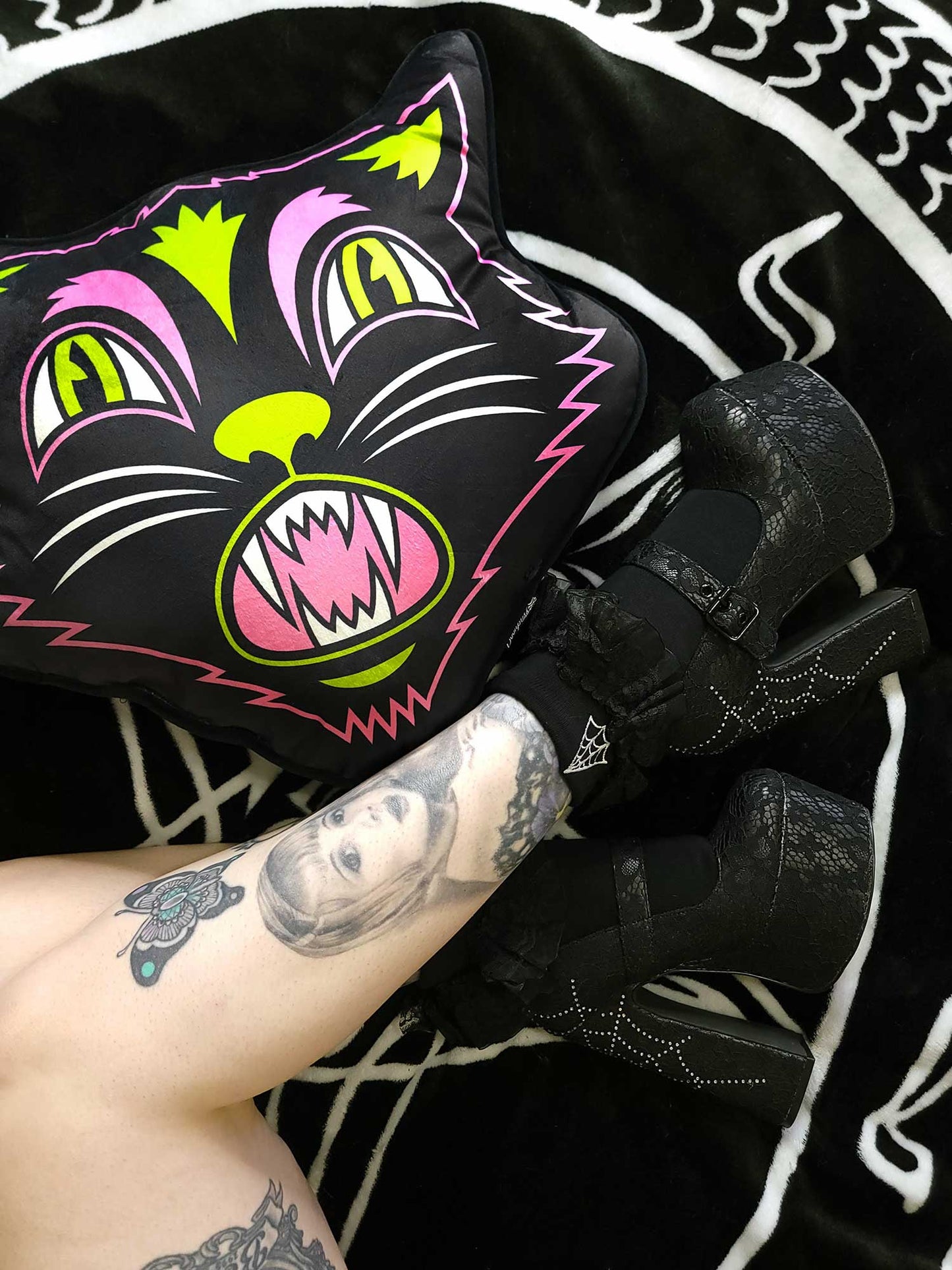 Sourpuss - SOURPUSS SCAREDY CAT PILLOW