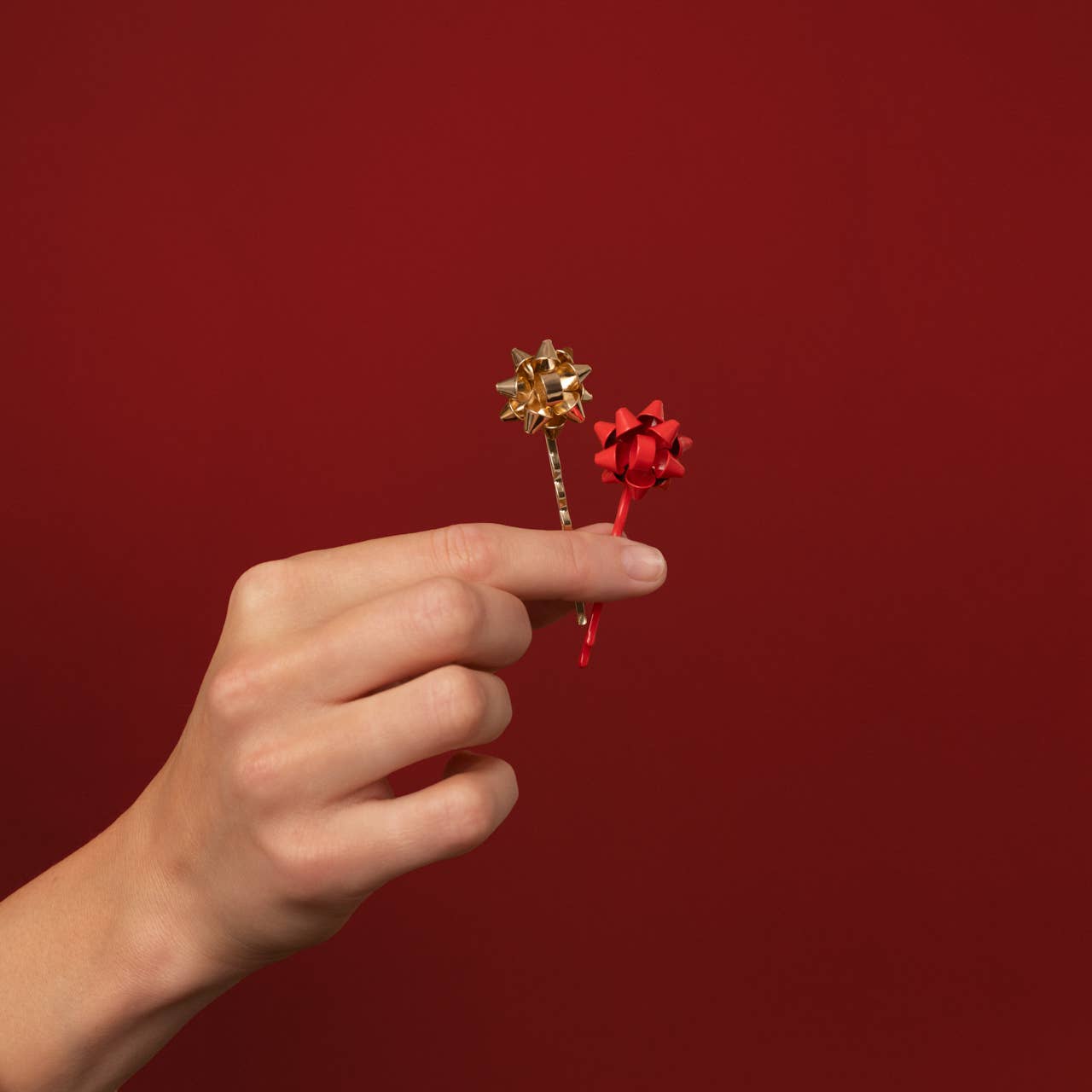 KITSCH - Metal Gift Bow Bobby Pins 4pc Set - Red & Gold
